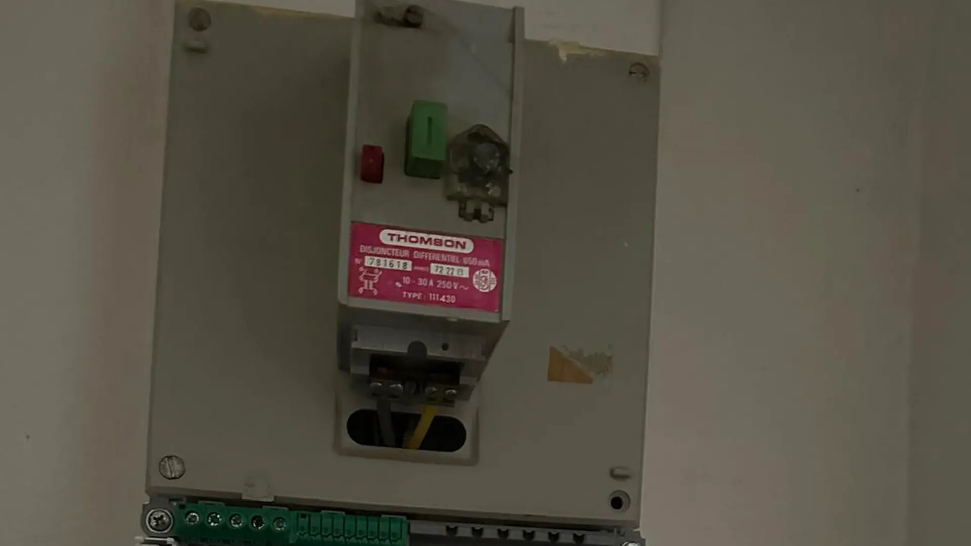 Électricien professionnel en intervention à Boulogne-Billancourt